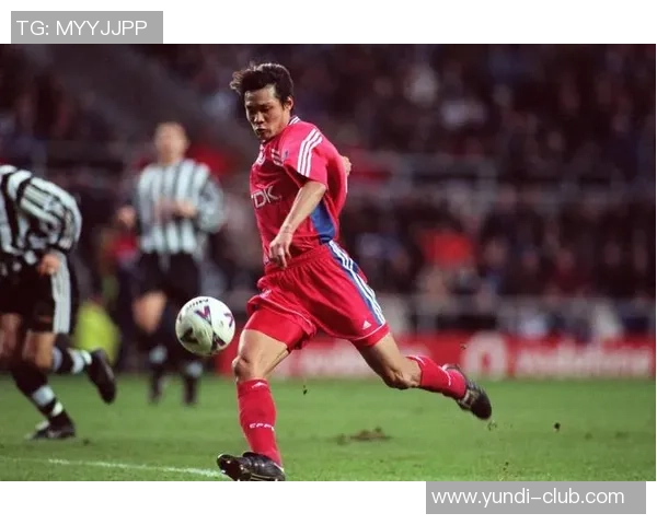 足球球星身体结构解析：揭示运动员体能优势与运动表现的秘密